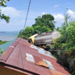 Waduh! Truk Tangki Air Hinggap di Atap Rumah Warga
