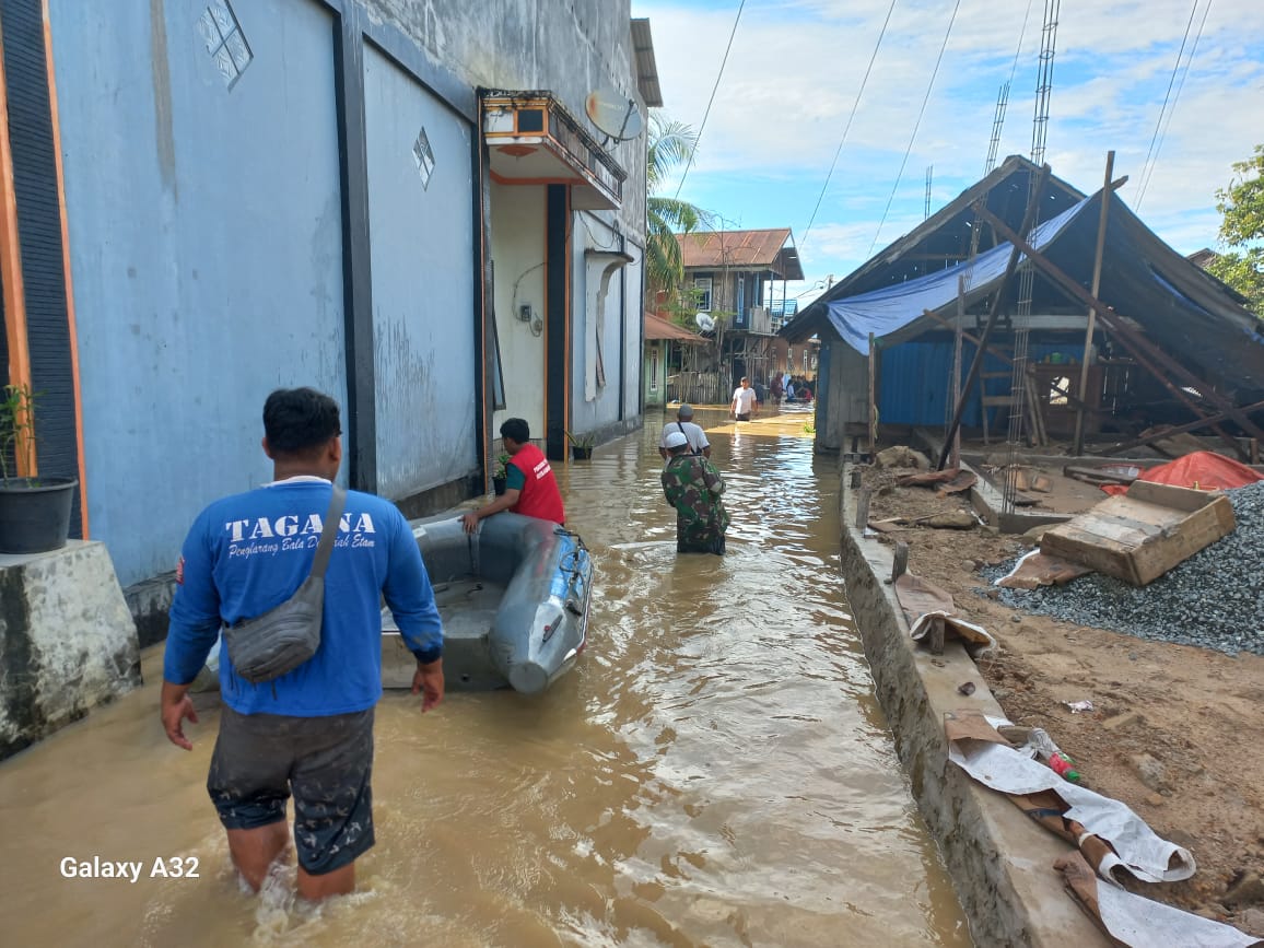 Banjir Rendam 9 RT di Kelurahan Simpang Tiga dan Tani Aman Tergenang