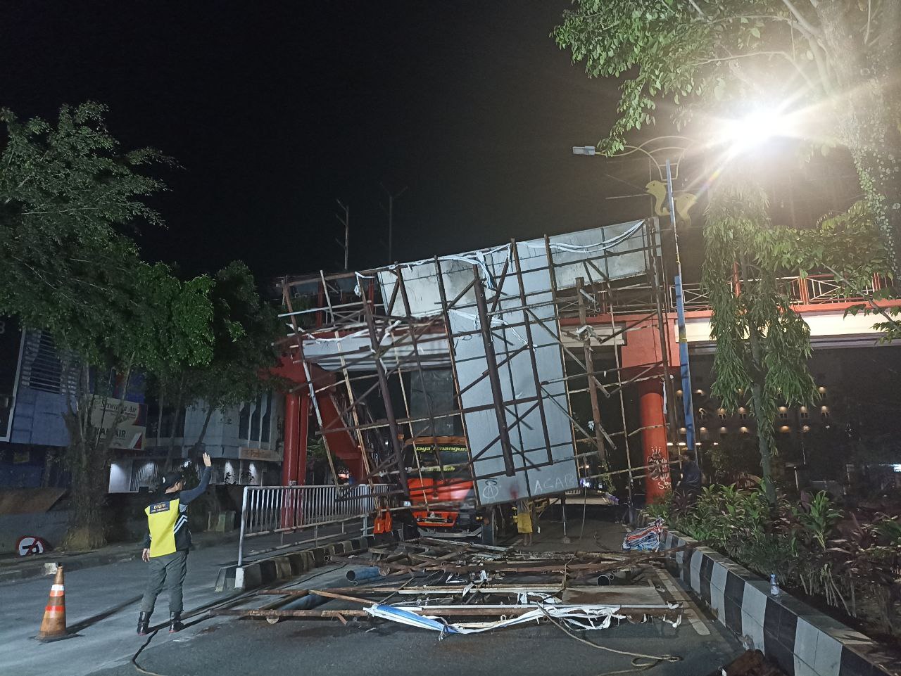 Reklame yang Melekat di JPO Lembuswana Diturunkan