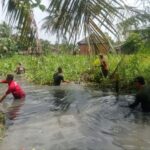 Terdampak Banjir Tenggarong, Warga Maluhu Bersihkan Parit Penghubung Dua Kelurahan