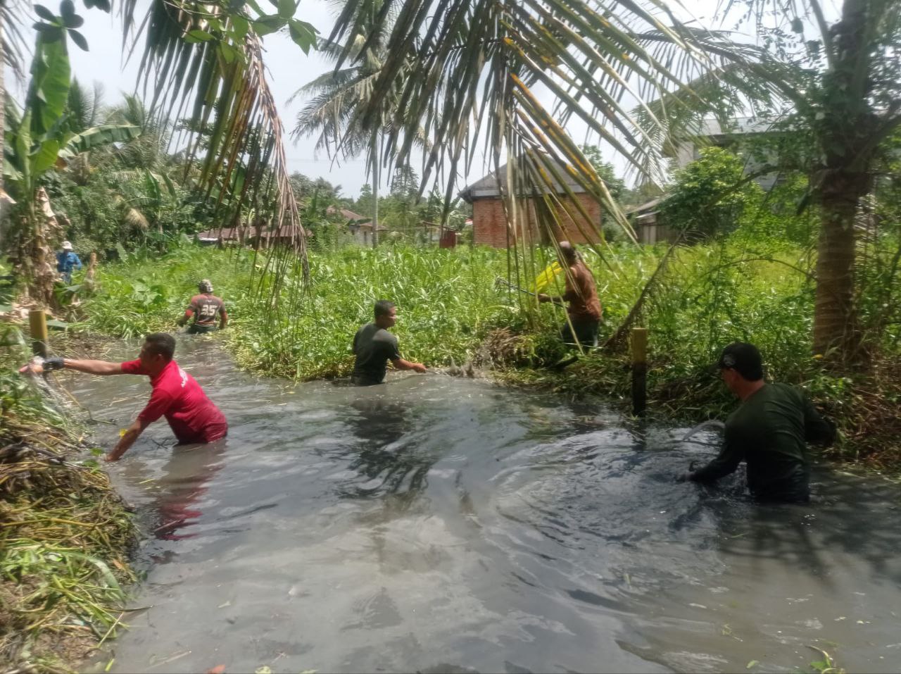 Terdampak Banjir Tenggarong, Warga Maluhu Bersihkan Parit Penghubung Dua Kelurahan
