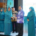 Kembangkan Perpustakaan Digital di Steenkolen Teluk Bayur, Ketua TP PKK Lani Herniawati Raih Penghargaan
