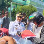 HUT RI ke-78, Bupati Bagikan Bendera Merah Putih kepada Pengendara