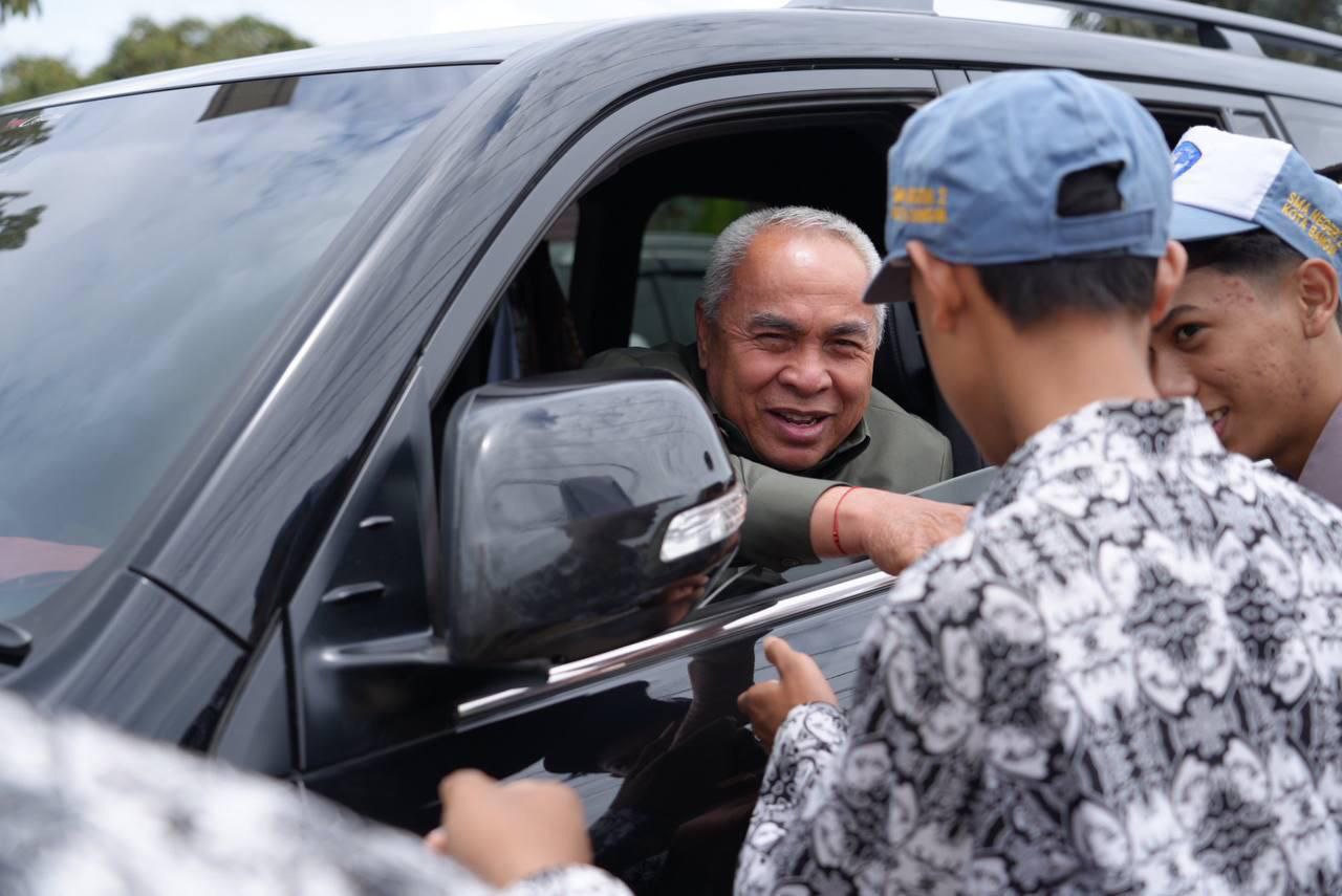 Isran Menyapa Pelajar, "Pak Gubernur, Tolong Jalan Kami Diaspal"