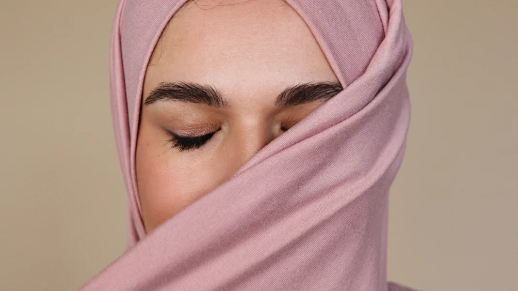Tutorial Hijab Pashmina yang Cocok untuk Kondangan (foto pexels.com)