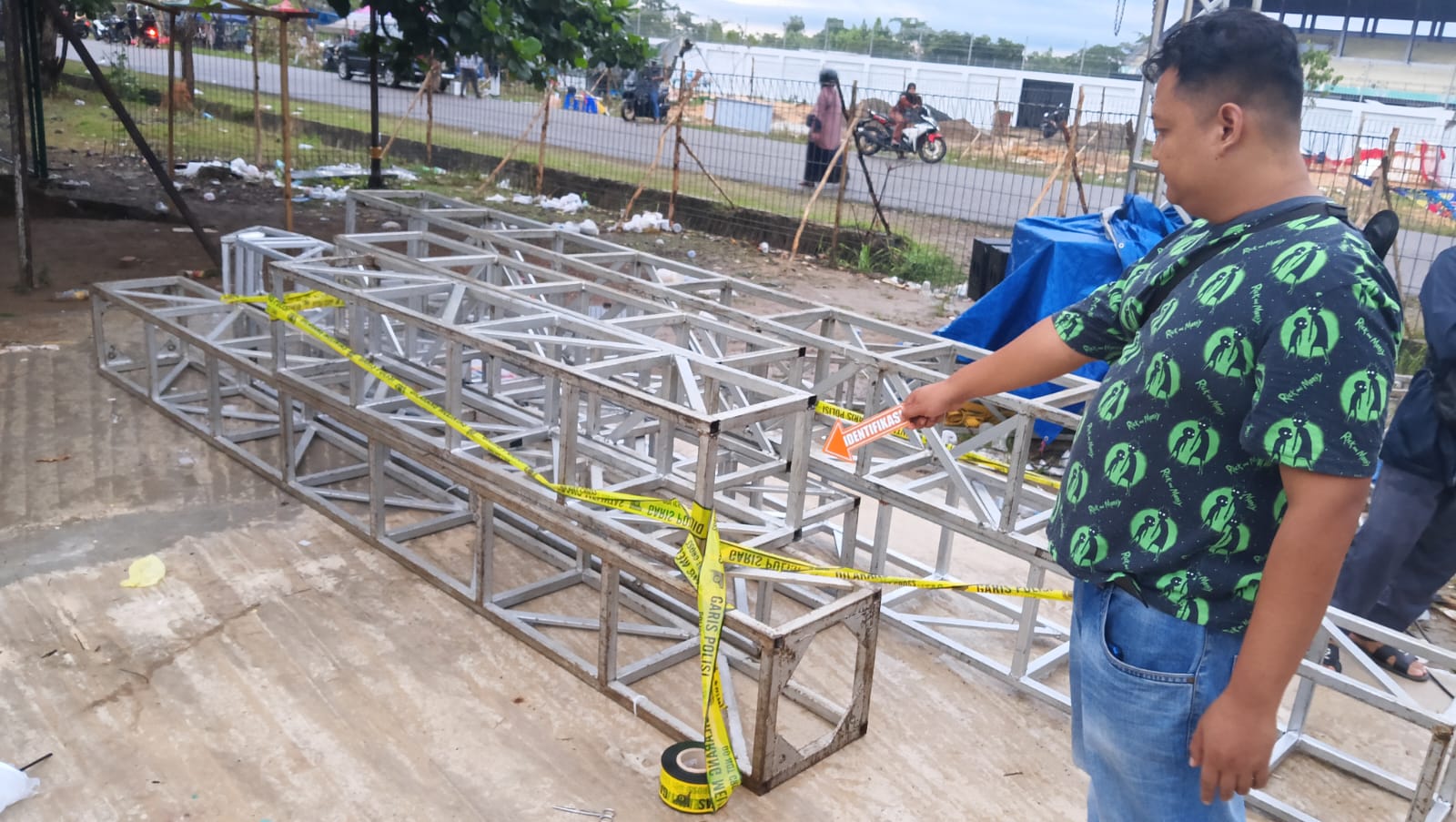 Hujan Deras, Pembalap Tewas Tertimpa Gate Start yang Ambruk
