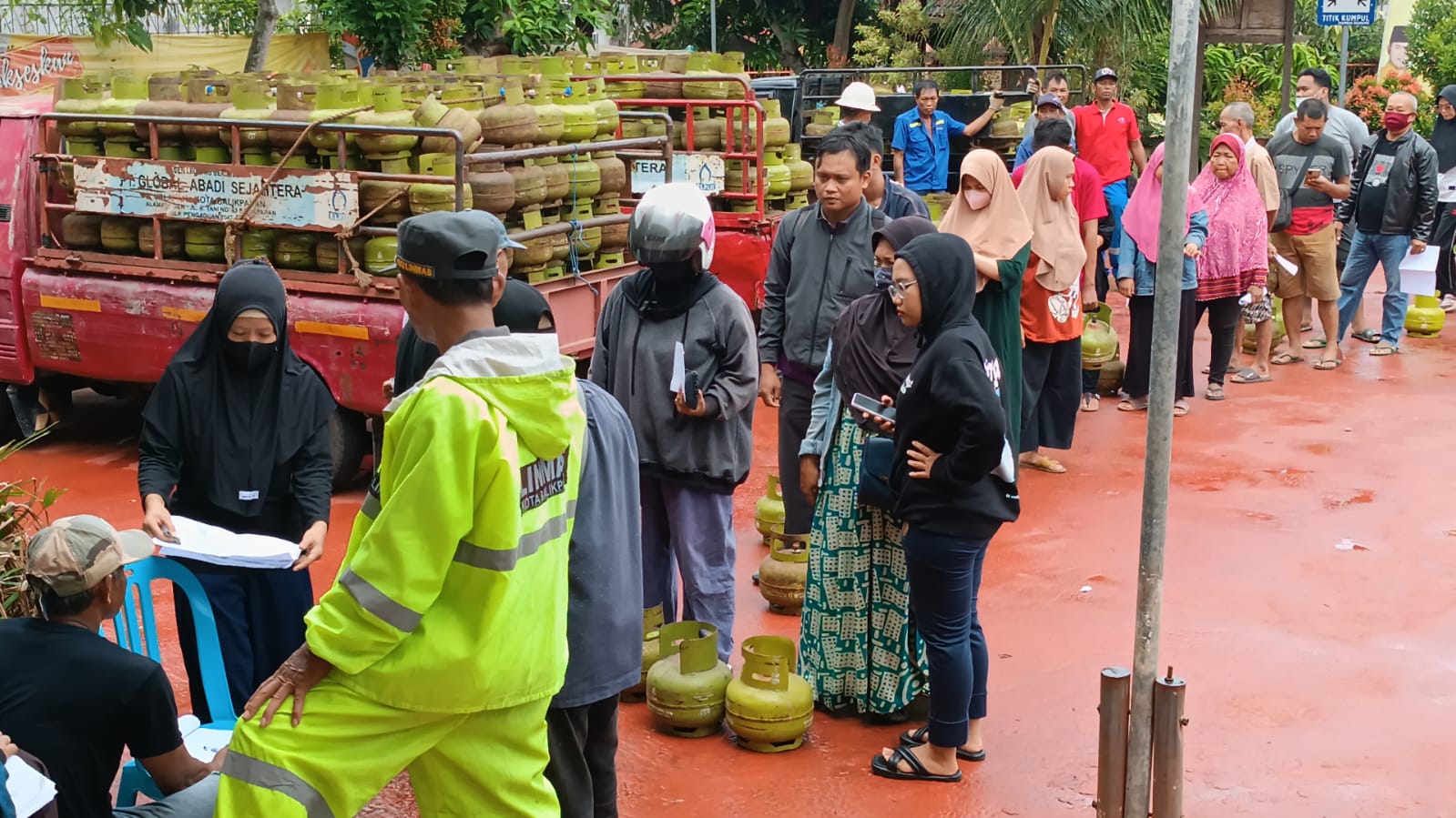 Operasi Pasar Elpiji 3 Kg Diserbu Warga