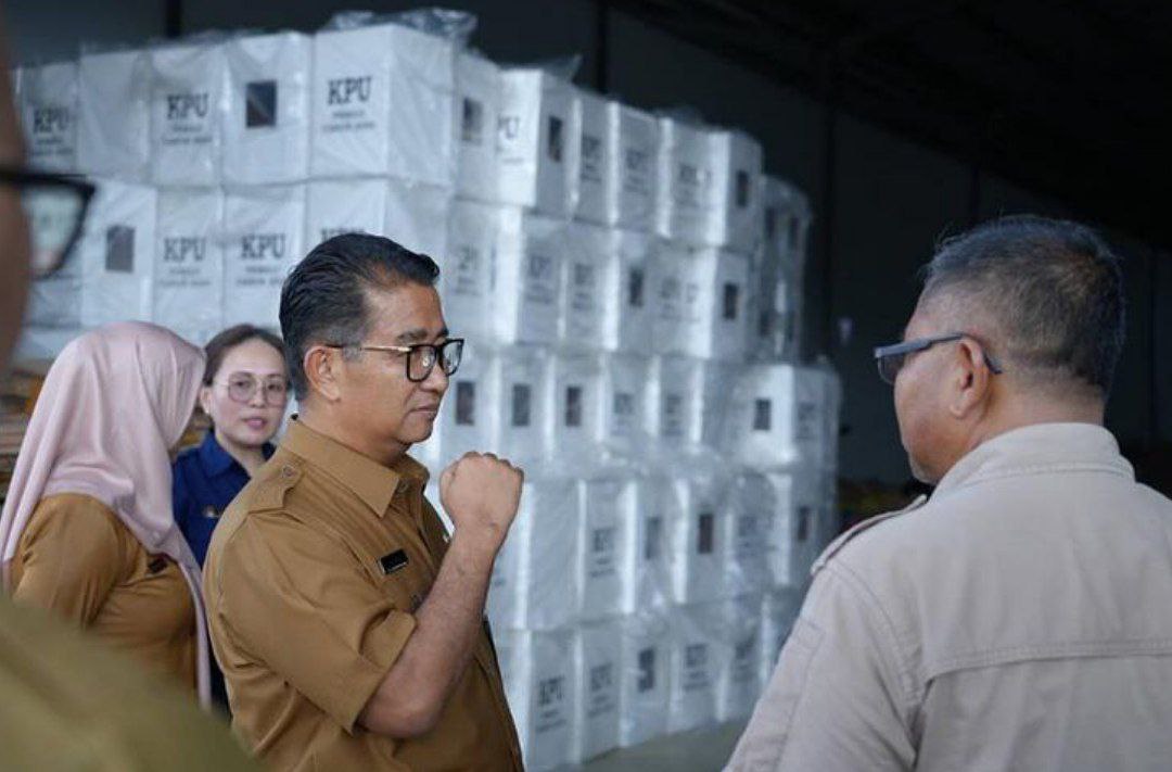 Pj Gubernur Tinjau Kesiapan Logistik Pemilu 2024 di Gudang KPU Balikpapan