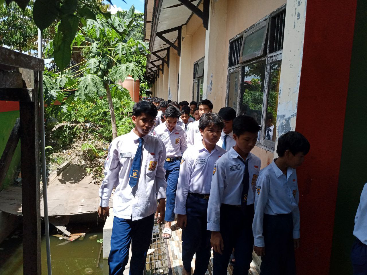 Belum Miliki Mushola, Siswa SMPN 2 Tenggarong Rutin Solat Dzuhur di Masjid Jami Mangkurawang