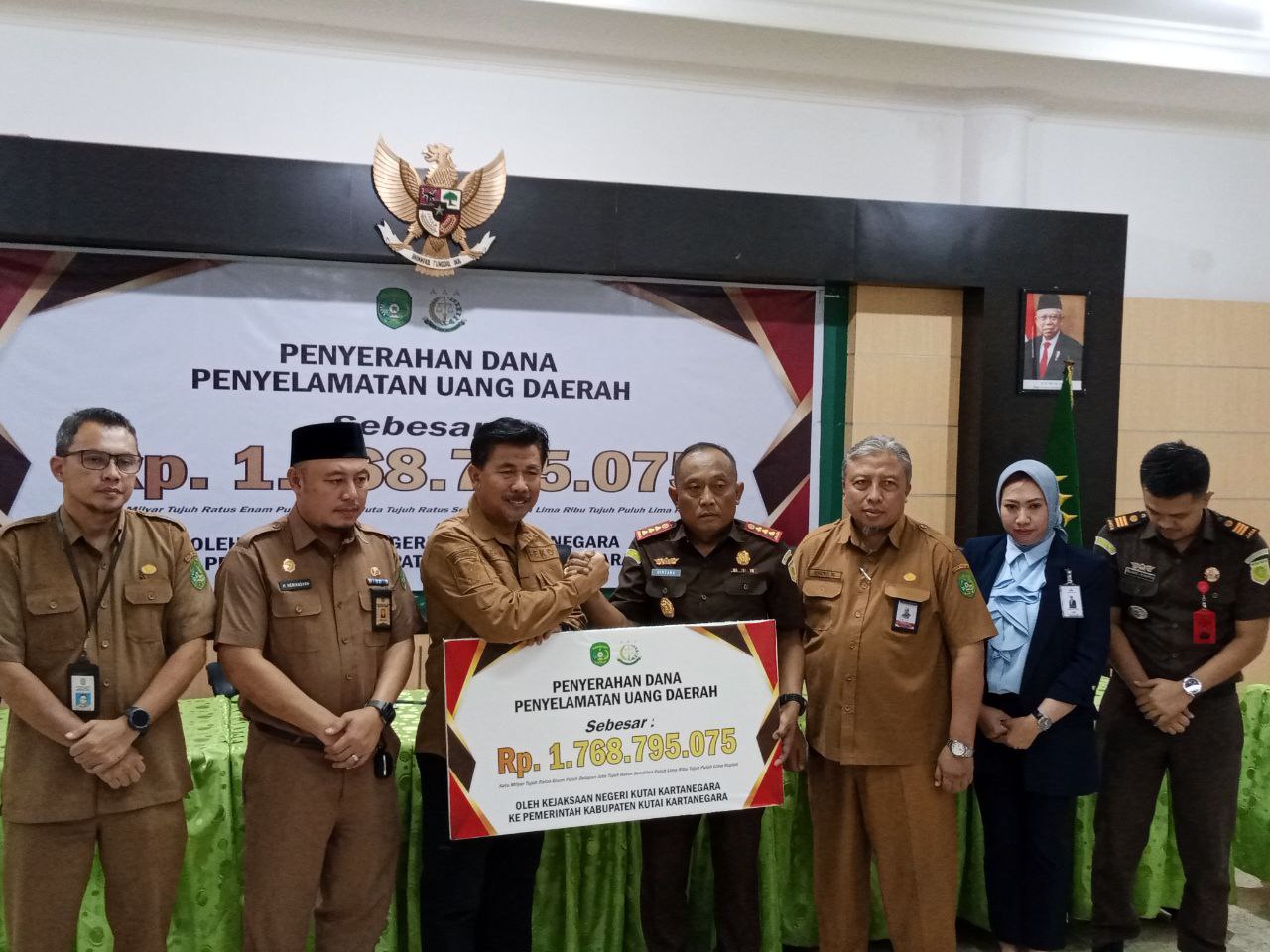 Kejari Kukar Serahkan Dana Kerugian Negara dari Dua Kasus Korupsi