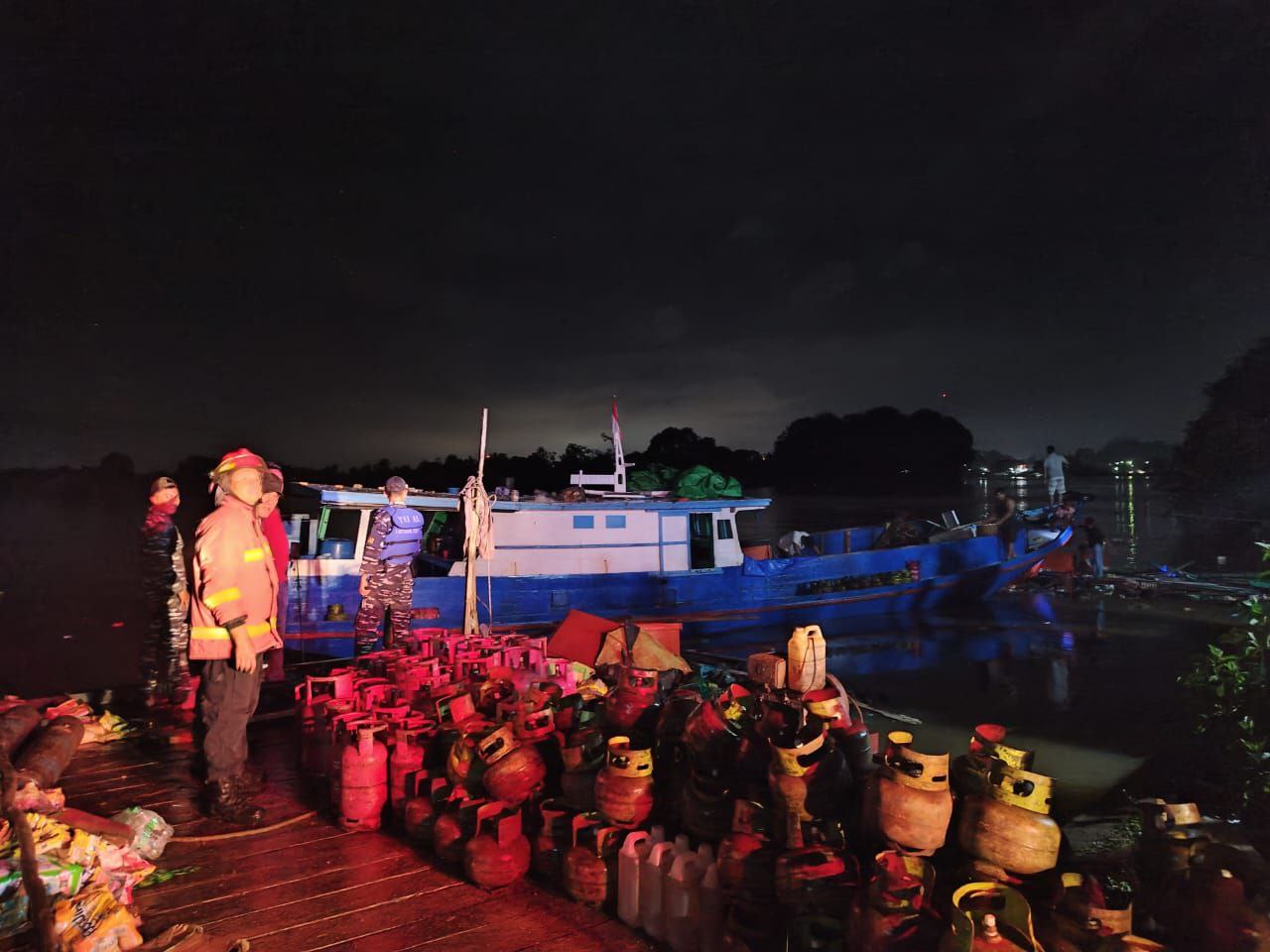 Kapal Bermuatan Sembako dan Tabung Elpiji Meledak, 2 ABK Alami Luka Parah
