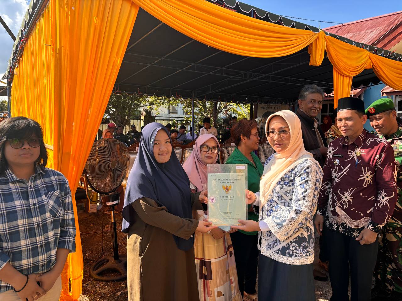 Bupati Sri Juniarsih Serahkan 60 Sertifikat PTSL di Kelurahan Sambaliung