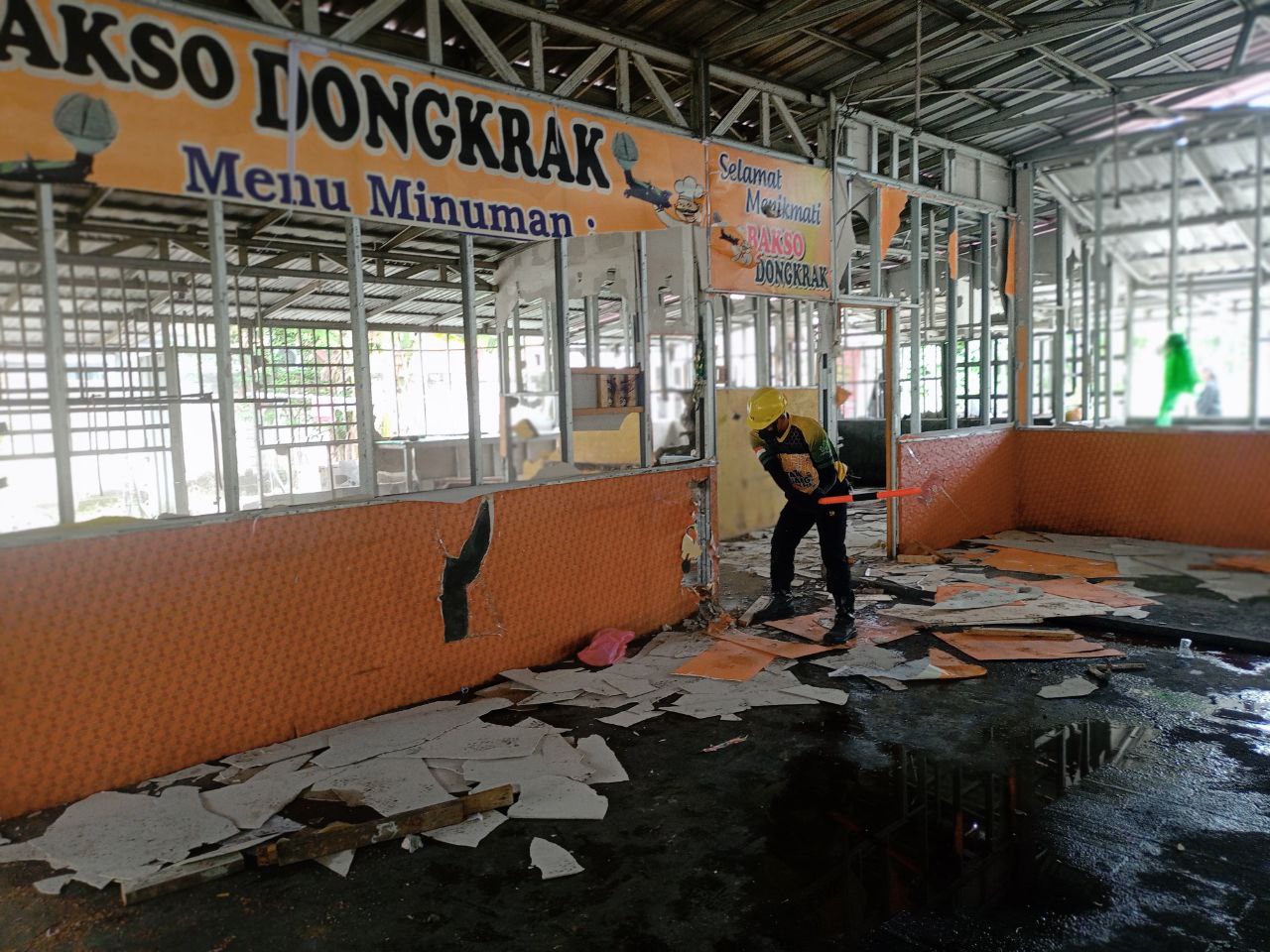 Tim Gabungan Pemkot Samarinda Bongkar Warung Bakso Dongkrak
