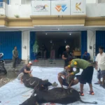 Manajemen Headlinekaltim.co Tebar Ratusan Paket Daging Kurban