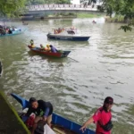 Ratusan Warga Kota Tepian Pungut Sampah di Sungai Karang Mumus