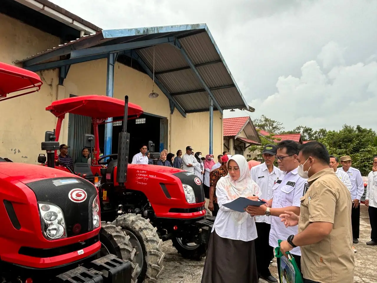 Bupati Berau Sri Juniarsih Mas Serahkan Bantuan Stimulan Pertanian dan Peternakan