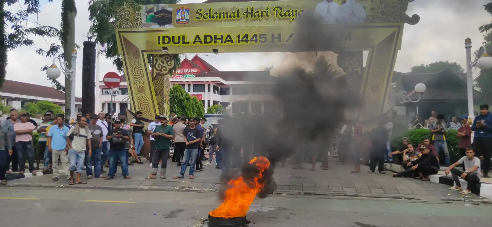 Ratusan Supir Angkot Bakar Ban, Uji Coba Bacitra Dihentikan