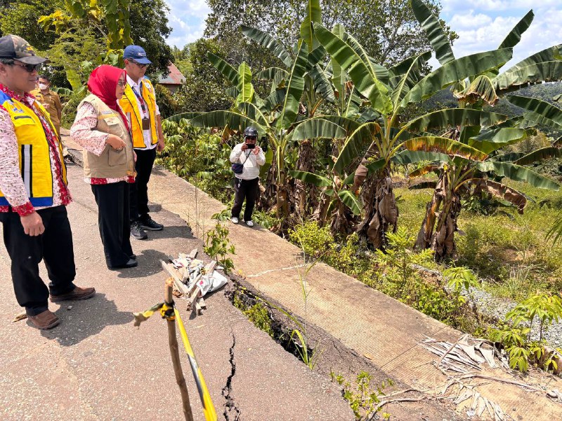 Bupati Tinjau Titik Longsor di Jalan Poros Berau-Bulungan