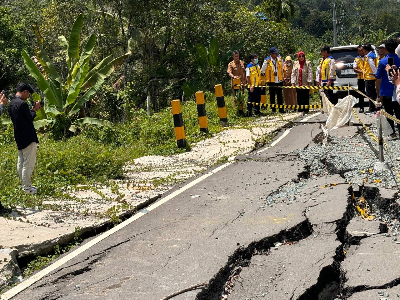 Bupati Tinjau Titik Longsor di Jalan Poros Berau-Bulungan