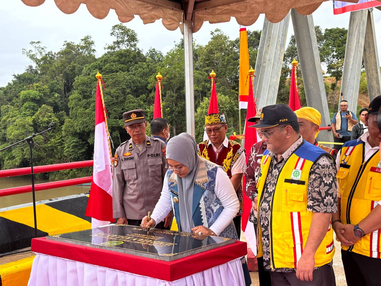 Dinantikan Warga Inaran Selama 12 Tahun, Bupati Resmikan Jembatan Kelay VII 