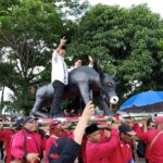 Edi-Rendi Menunggangi "Banteng" Daftar ke KPU Kukar