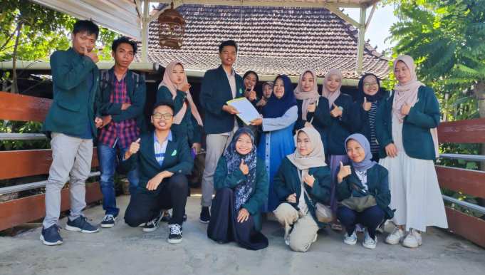 Kisah Inspiratif di Balik Sukses UMKM Kerupuk Beras Atlaas: Perjuangan Eva Suriyah di Desa Surodadi