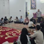 Kediaman Kai Isran Mendadak Riuh Canda Tawa, Ternyata Diserbu Konten Kreator dan Pegiat Komunitas