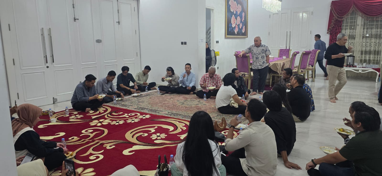 Kediaman Kai Isran Mendadak Riuh Canda Tawa, Ternyata Diserbu Konten Kreator dan Pegiat Komunitas