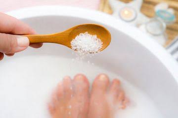 Mandi Air Garam: Rahasia Sederhana untuk Tubuh Segar dan Pikiran Tenang