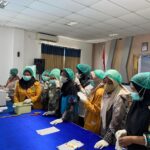 Workshop Inisiasi Unmul Ajarkan Anggota PKK Bikin Teh Herbal dari Kunyit dan Daun Kelor