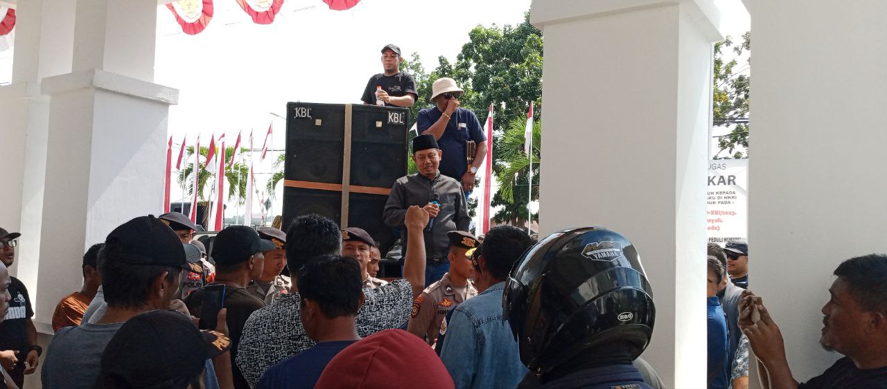 KPU Kukar Diserbu Massa Pengunjuk Rasa, Pertanyakan Keabsahan Pencalonan Edi Damansyah