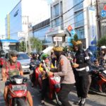 Polwan Bagi-Bagi Bunga dan Coklat kepada Pengendara di Simpang BC