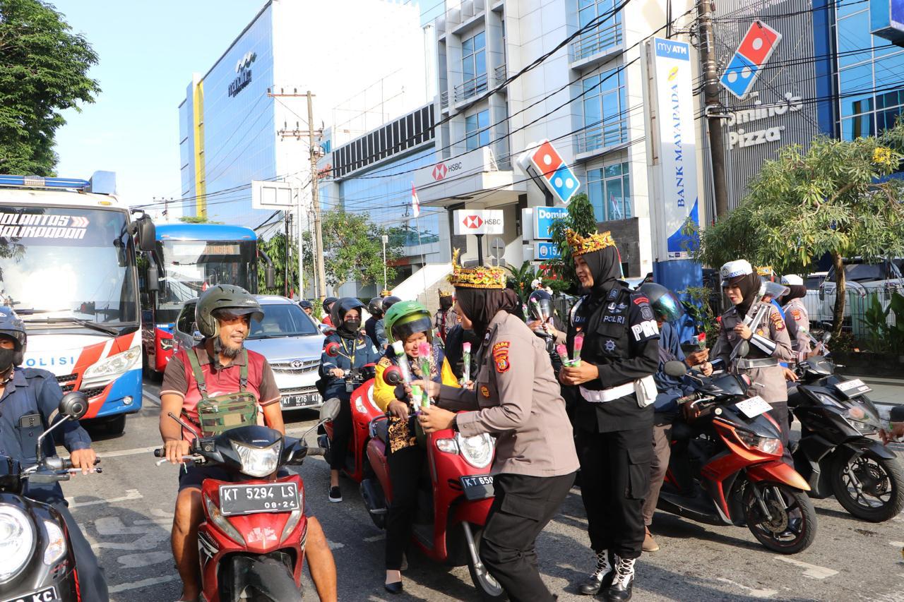 Polwan Bagi-Bagi Bunga dan Coklat kepada Pengendara di Simpang BC