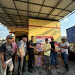 Relawan Isran-Hadi Salurkan Sembako kepada Korban Kebakaran di Kampung Bayur