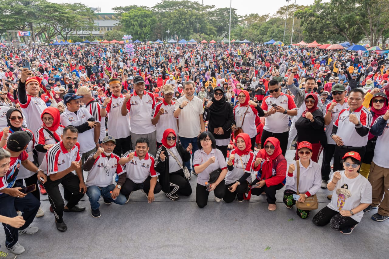 Penjual Pentol dan Penjual Sayur Dapat Hadiah Umrah Jalan Sehat dan Deklarasi Tim PINISI Kaltim untuk Isran-Hadi