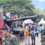 Pameran Alutsista HUT TNI ke- 79 di GOR Kadrie Oening, Warga Ramai Berfoto di Atas Tank TNI AD