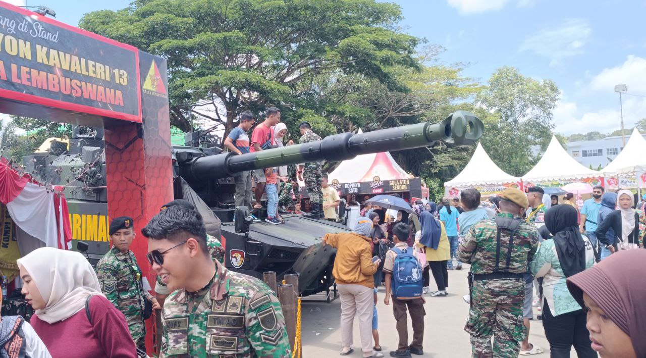 Pameran Alutsista HUT TNI ke- 79 di GOR Kadrie Oening, Warga Ramai Berfoto di Atas Tank TNI AD