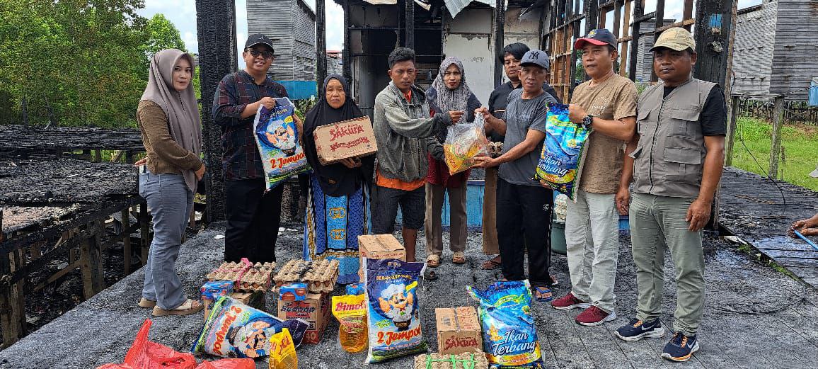 Dua Rumah Warga Ludes Terbakar, Camat dan Kades Salurkan Bantuan