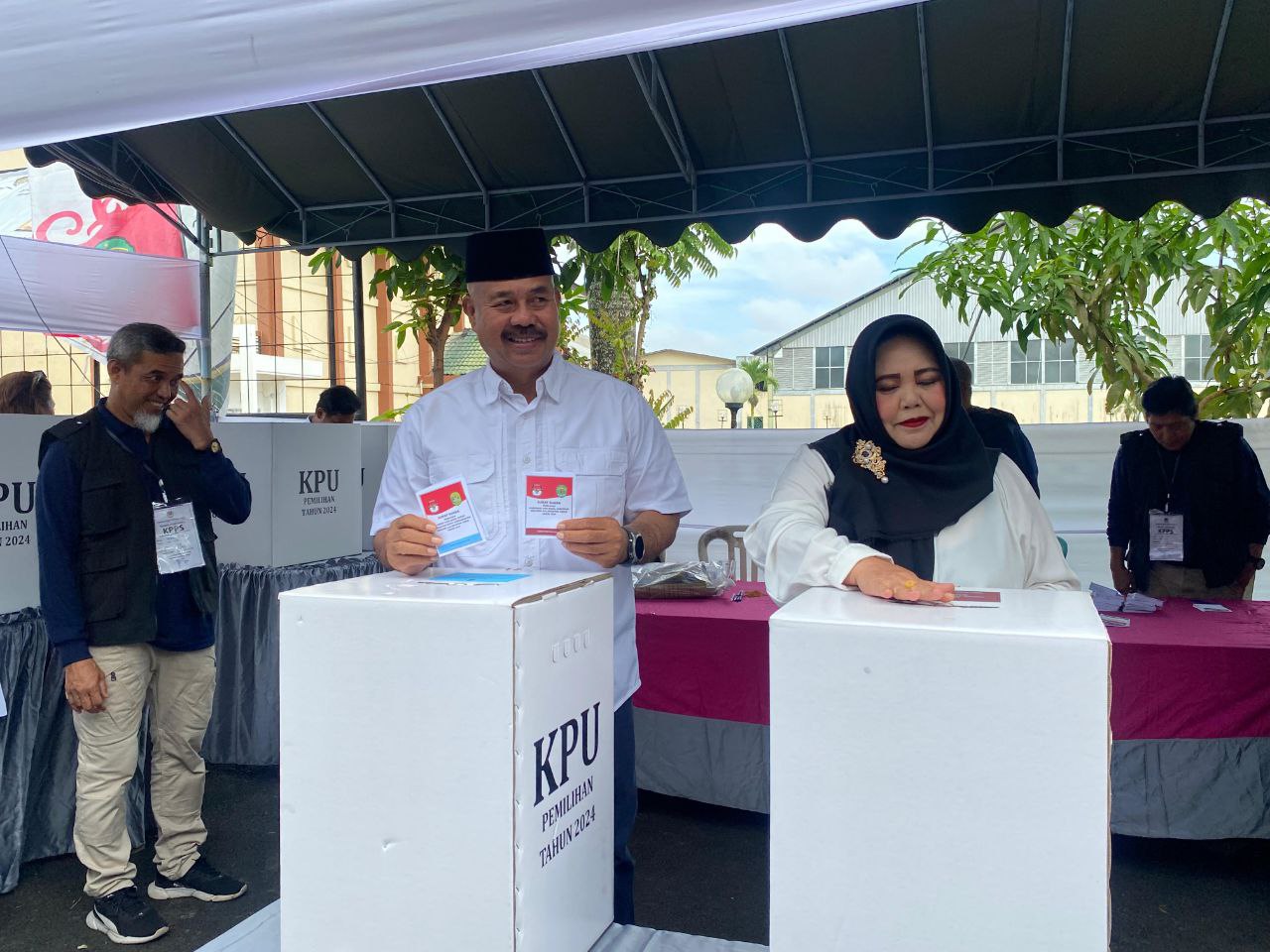 Tiga Calon Bupati Kukar Gunakan Hak Suara di TPS 