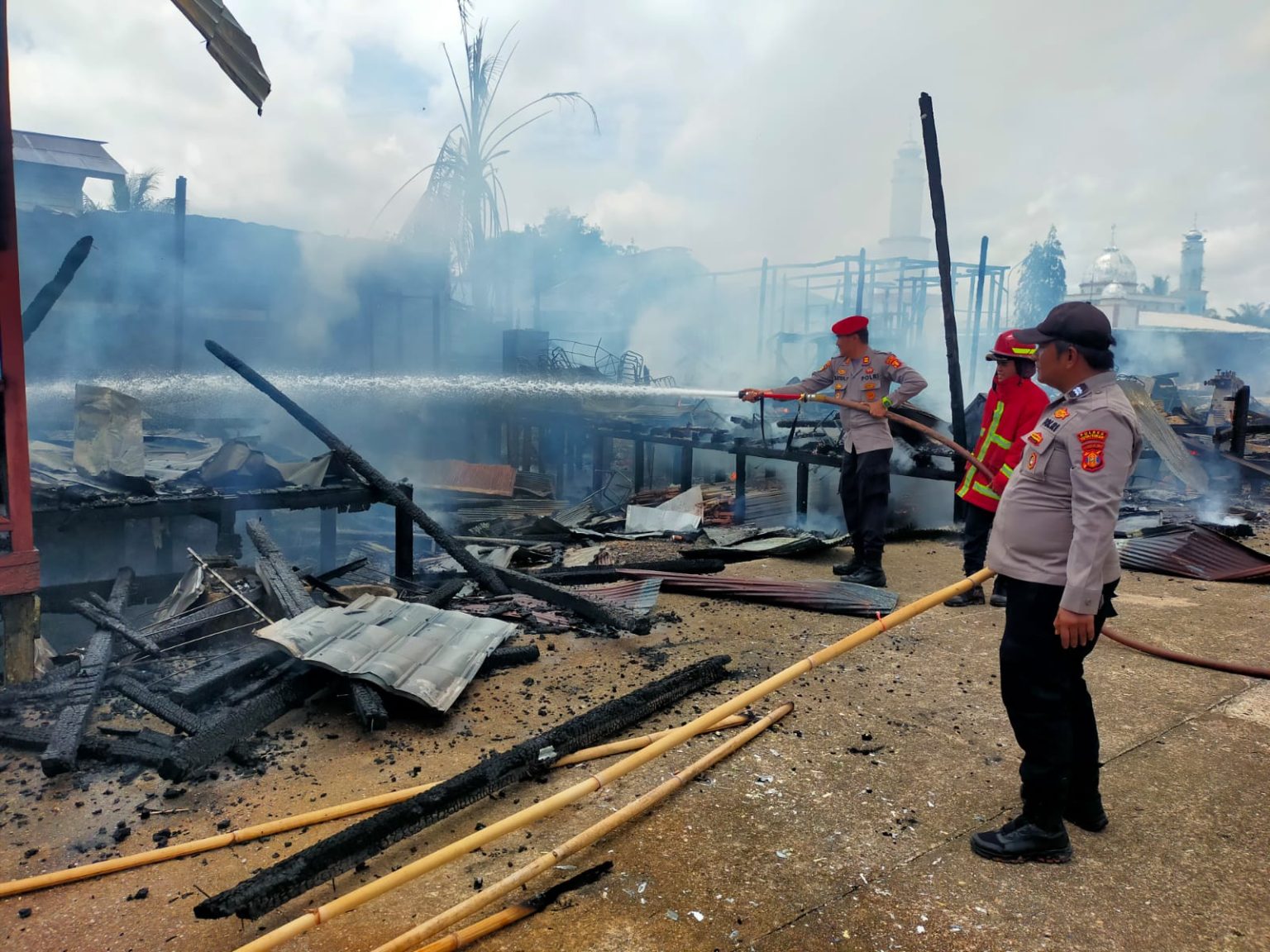 Kebakaran Hebat Hanguskan Enam Bangunan Pemerintahan Desa Muara Wahau