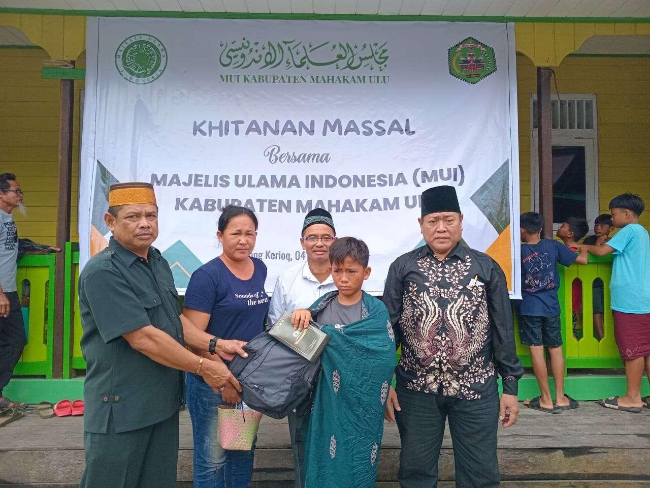 Khitanan Massal di Perbatasan: MUI dan Kemenag Mahakam Ulu Beri Layanan Gratis untuk Anak-anak Long Apari