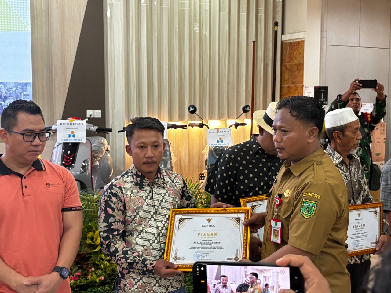 Bapenda Beri Penghargaan Warga Taat Pajak