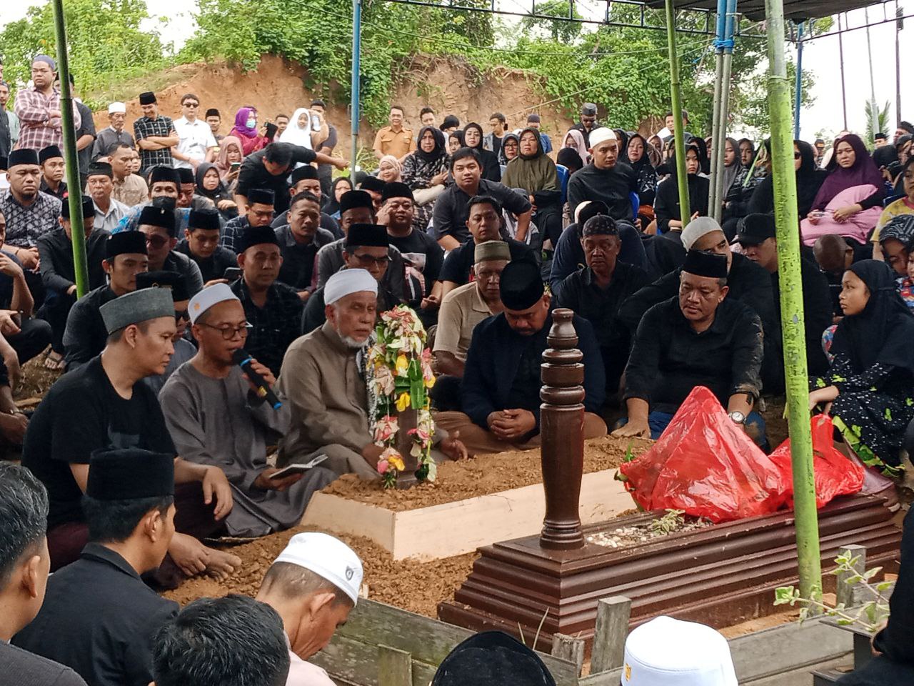 Hadiri Pemakaman, Bupati Edi Kenang Almarhum Junaidi sebagai Sosok Cerdas