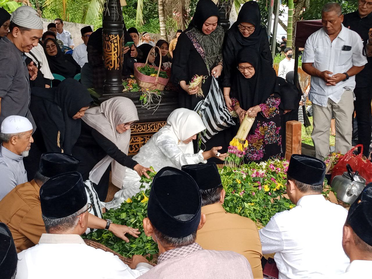 Warga hingga Pejabat Iringi Pemakaman Jenazah Awang Faroek Ishak