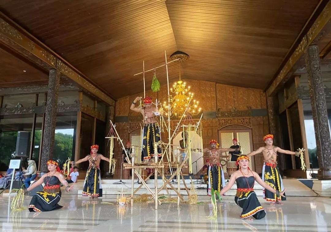Tari Belian Kubar Memukau di TMII, Perpaduan Mistis dan Keindahan Budaya Dayak
