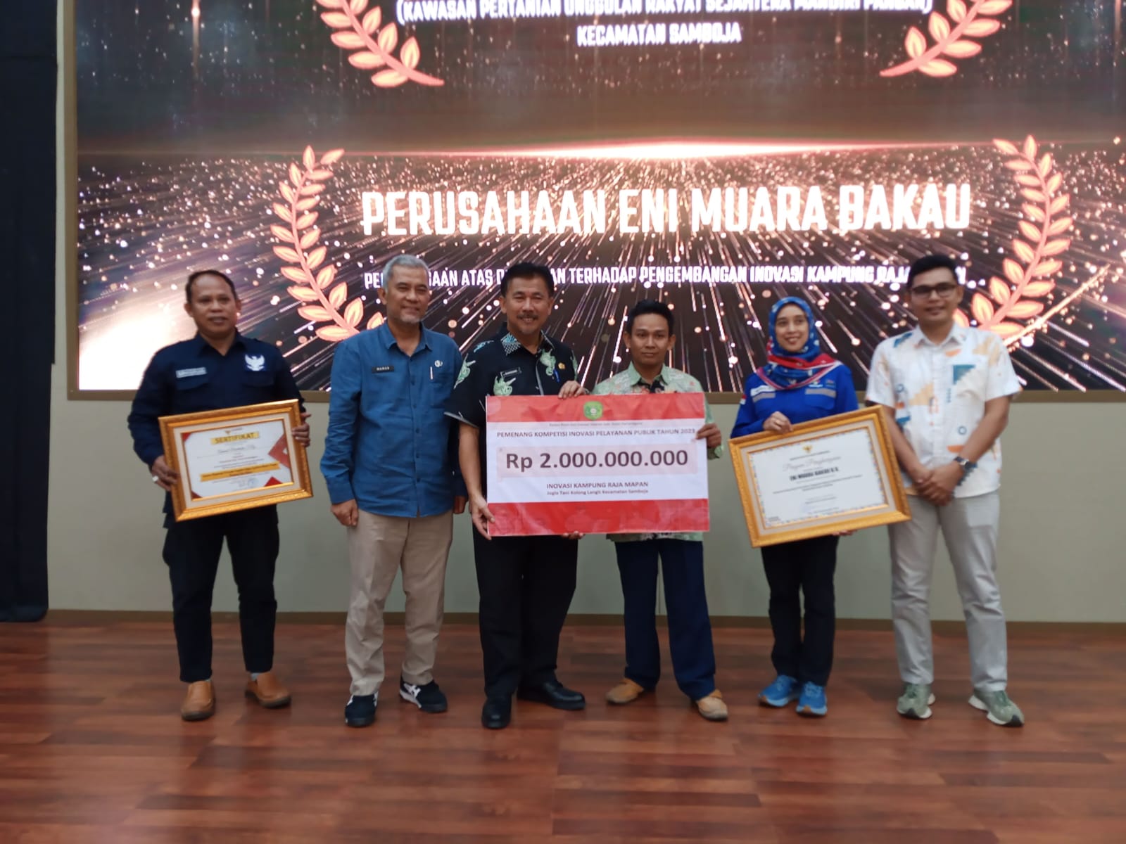 Poktan Joglo Tani Kolong Langit, saat terima penghargaan dari Pemkab ...
