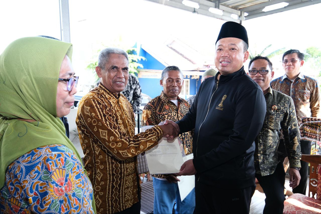 Serahkan Sertifikat Elektronik ke Warga Manggar Balikpapan, Menteri Nusron Pastikan Tidak Ada Hambatan pada PTSL