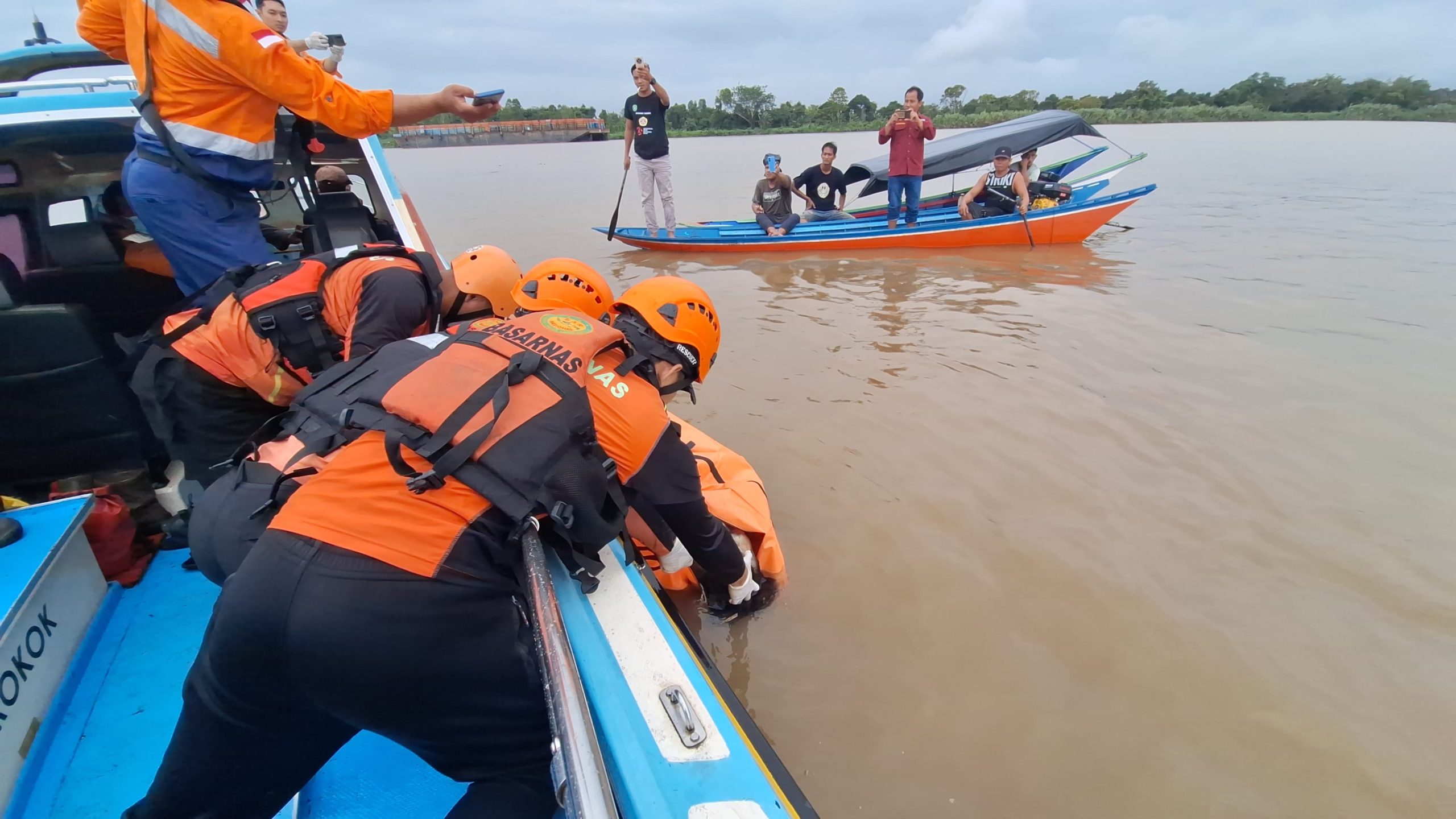 Jasad Nakhoda Kapal TB Bella 1 Ditemukan Mengapung