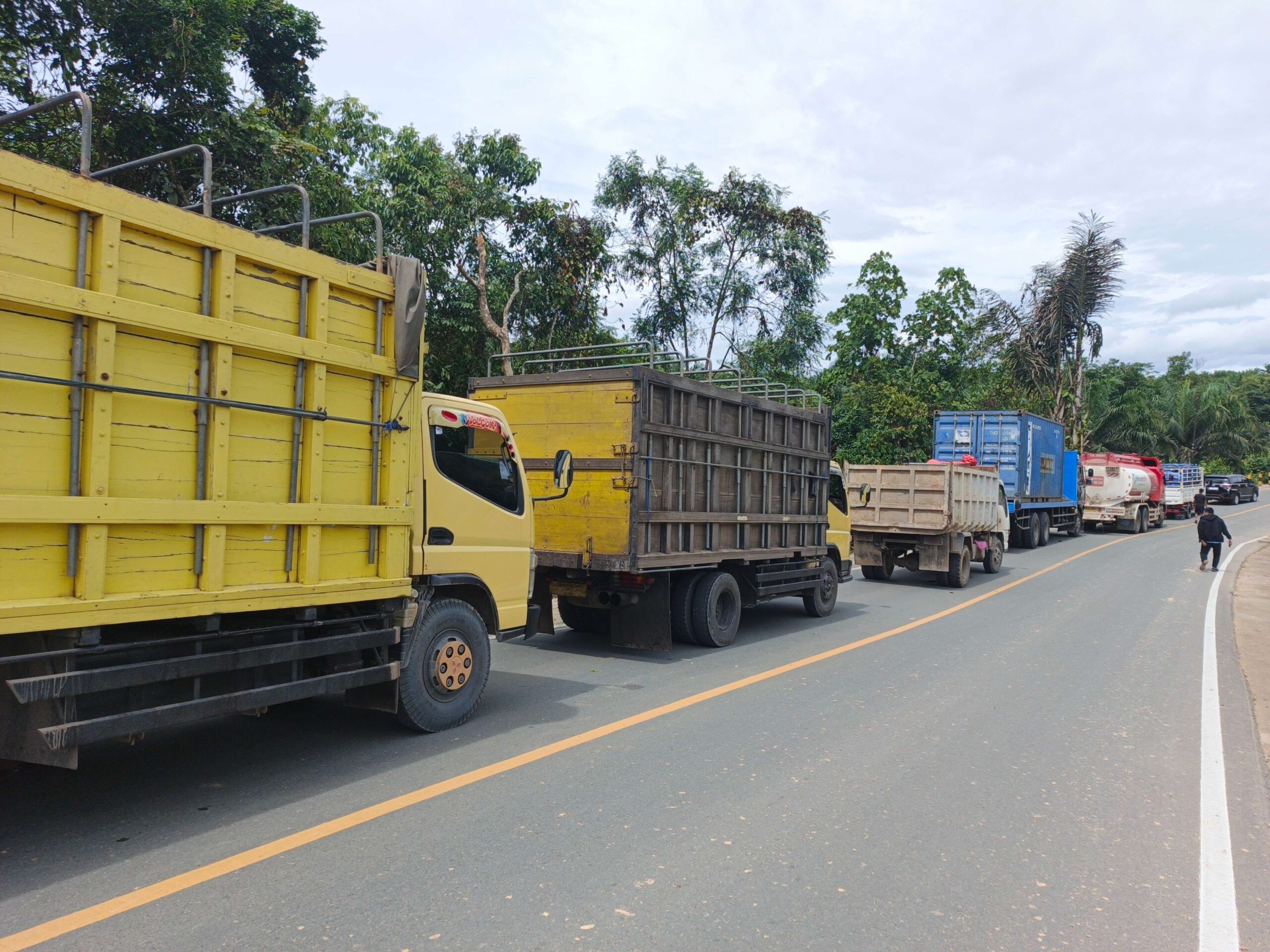 Truk Trailer Terbalik, Kemacetan Panjang 5 Km di Jalur Utama IKN Sepaku