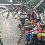 Jembatan Busui Ambruk Ditabrak Truk Trailer Semen, Jalur Kaltim-Kalsel Lumpuh Total